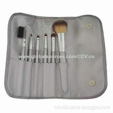 6-piece makeup brush set, made of wooden handle with tricolor synthetic hair and great PU pouch